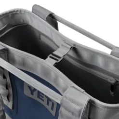 YETI Camino 20 Navy Detail Clasp 0418 TransparentBG 2400x2400 10c0497e 8898 4574 874a 33a5dff9bfa9